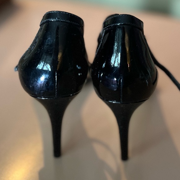 Michael Kors Black Patent Strappy Stiletto Open-Toe Heels - Like New - Picture 4 of 5